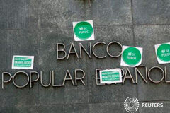 Las hipotecas rompen su tendencia bajista y crecen Unas pegatinas sobre el muro de una sucursal del Banco Popular durante una protesta de la Plataforma de Afectados por la Hipoteca en Barcelona el 9 de abril