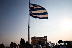 Las reuniones para el rescate griego desatan una guerra de desmentidos Una bandera griega en la colina de Acropolis en Atenas, 26 de julio de 2015