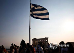 Una bandera griega en la colina de Acropolis en Atenas, 26 de julio de 2015