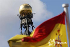 El Banco de España ve alcanzable el objetivo de déficit para 2012 Una bandera de España frente a la sede del Banco de España en Madrid, el 24 de septiembre de 2012