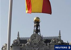 Una bandera epañola con el edificio del Banco de España al fondo en Madrid