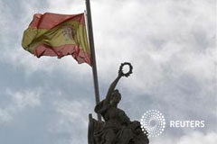 La deuda pública en manos de no residentes cae por séptimo mes Una bandera española ondea en el edifico de la Biblioteca Nacional en el centro de Madrid
