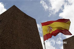 La rentabilidad de la deuda española, en mínimos de 5 meses Una bandera española ondea en el centro de Madrid,