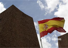 Una bandera española ondea en el centro de Madrid,