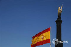 Sube la rentabilidad de la deuda por temor a un rescate bancario /files/Image/rincon_reuters/En la imagen de archivo, una bandera española ondea cerca de la estatua de Colón en Madrid