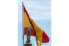 El PIB español confirma la aceleración del crecimiento en el cuarto trimestre Una bandera española ondea junto a la estatua de Colón en Madrid, el 8 de enero de 2014