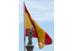 Una bandera española ondea junto a la estatua de Colón en Madrid, el 8 de enero de 2014