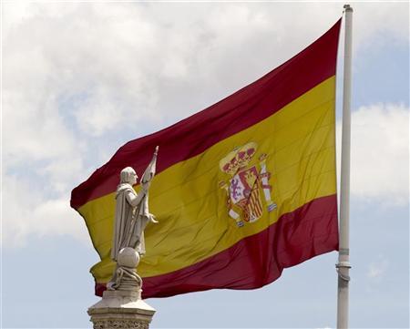 La estatua de Cristóbal Colón junto a una bandera de España en el centro de Madrid