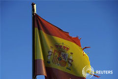 La Comisión casi triplica la proyección de recesión de España en 2013 Una bandera de España dañada en una zona industrial de Gijón (Asturias)