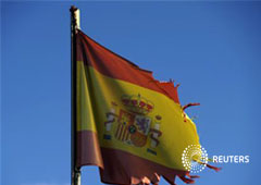 Una bandera de España dañada en una zona industrial de Gijón (Asturias)