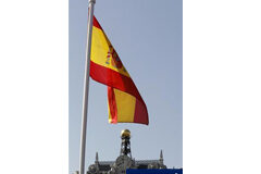 Consideraciones a propósito del Anteproyecto de Ley en materia de concesión de la nacionalidad española a los Sefardíes Una bandera epañola con el edificio del Banco de España al fondo en Madrid, el 10 de marzo de 2011