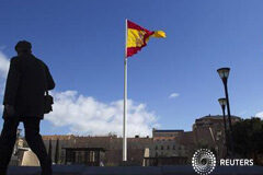 El Gobierno fijará los costes estándar a los servicios que prestan las CCAA Una bandera de España ondea en la plaza de Colón, en Madrid, el 15 de febrero de 2012