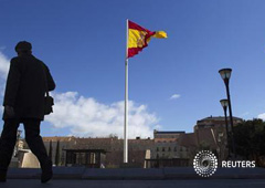 Una bandera de España ondea en la plaza de Colón, en Madrid, el 15 de febrero de 2012