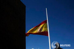 España reduce ligeramente su déficit hasta mayo Un hombre junto a una bandera española en Madrid, el 25 de marzo de 2015