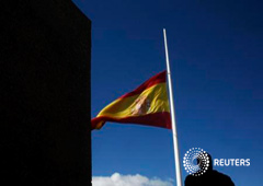 Un hombre junto a una bandera española en Madrid, el 25 de marzo de 2015