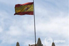España pide el rescate bancario en mercado con menos esperanza Una bandera española sobre el Ayuntamiento de Madrid, el 20 de junio de 2012