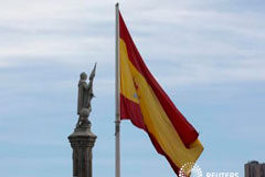 España salda con éxito su primera subasta de deuda del año Una banderra de España junto a la estatua de Cristóbal Colón en Madrid el 8 de enero de 2014