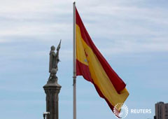 Una banderra de España junto a la estatua de Cristóbal Colón en Madrid el 8 de enero de 2014
