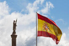 El Tesoro coloca 4.600 millones de euros en Letras a tipos negativos Una bandera de España junto a una estatua de Cristóbal Colón en el centro de Madrid, el 7 de marzo de 2016