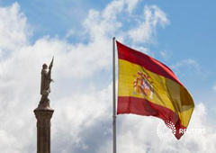 Una bandera de España junto a una estatua de Cristóbal Colón en el centro de Madrid, el 7 de marzo de 2016