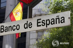 Comentarios a la posición española en el Instrumento Multilateral. Asimetrías híbridas (II) La bandera española ondea cerca de la estación de metro Banco de España en Madrid