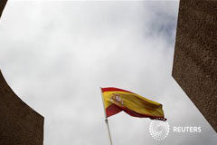 España podría tener que volver a revisar el déficit 2011 En la imagen de archivo, una bandera española ondea en el centro de Madrid