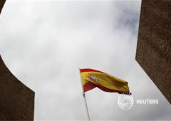 En la imagen de archivo, una bandera española ondea en el centro de Madrid