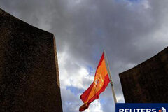 España bate de nuevo el objetivo máximo de la subasta de bonos Una bandera española ondea en la plaza de Colón en Madrid el 28 de mayo de 2010