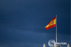 S&P rebaja a BBB- la calificación crediticia española Una bandera españla ondea sobre el Ayuntamiento de Madrid, el 26 de septiembre de 2012