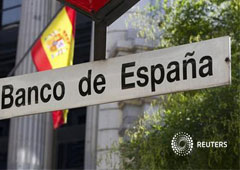 La bandera española ondea cerca de la estación de metro Banco de España en Madrid