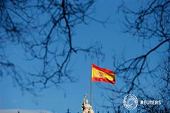 España espera que la economía se contraiga entre un 1% y un 1,5% este año Una bandera española ondea sobre la Biblioteca Nacional en el centro de Madrid, el 13 de marzo de 2013