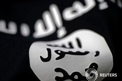 Cuatro detenidos en Madrid por captación y adoctrinamiento yihadistas Ilustración fotográfica realizada en Sarajevo de una bandera del Estado Islámico, el 18 de febrero de 2016