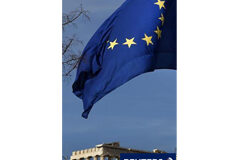 La bolsa española titubea, pendiente del Ecofin Una bandera de la UE ondea sobre el templo del Partenón en lo alto de la Acrópolis en Atenas el 20 de enero de 2012