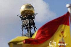 La deuda pública sube al 77,4% del PIB en el tercer trimestre En la imagen, una bandera española ondea frente a la cúpula de la sede del Banco de España, en el centro de Madrid, el 24 de septiembre de 2012