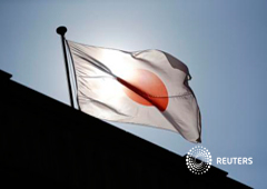 Una bandera japonesa ondea en la oficina del Banco de Japón el 29 de octubre de 2014 en Tokio