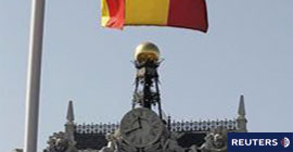 una bandera de España ondea junto al Banco de España en Madrid