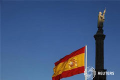 La OCDE: España necesita un plan a medio plazo para su déficit una bandera española ondea en Madrid, cerca de la estatua de Colón