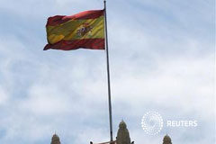 La prima riesgo da oxígeno a España y baja de 500 pb una bandera española ondea en lo alto del Ayuntamiento de Madrid