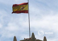 Una bandera española ondea en el centro de Madrid,