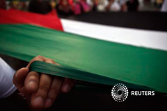 Un manifestante sostiene una bandera palestina durante una manifestación contra los ataques israelíes en Gaza celebrada en Atenas, el 22 de julio de 2014