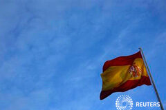 El deterioro de PIB en el cuarto trimestre supera las previsiones Una bandera española sobre el Ministerio de Defensa en Madrid, el 15 de enero de 2013