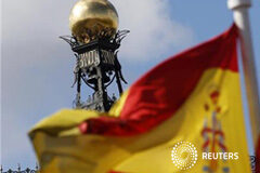 España habilitará una petición por hasta 60.000 millones para la banca La bandera de España junto a la sede del Banco de España en Madrid el 24 de septiembre de 2012