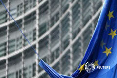 UE pronostica crecimiento España del 1% para 2014, dice un diario Una bandera de la UE ante la sede de la Comisión Europea en Bruselas, el 13 de febrero de 2014