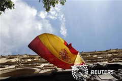 España registra una salida récord de capital en marzo Bandera de España en Madrid