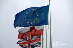 El Gobierno votará que no al Brexit sin aclaraciones sobre Gibraltar Banderas de la UE, Gibraltar y británica en Gibraltar, el 22 de noviembre de 2018