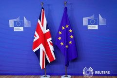 El máximo juez británico pide al Gobierno claridad legal sobre el Brexit La bandera británica y la de la UE en Bruselas el 17 de julio de 2017