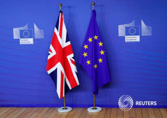 La bandera británica y la de la UE en Bruselas el 17 de julio de 2017