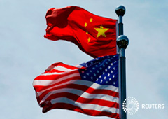 Las banderas de China y Estados Unidos ondean cerca del Bund, antes de que la delegación comercial de Estados Unidos se reúna con sus homólogos chinos para mantener conversaciones en Shangai, China, el 30 de julio de 2019.