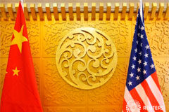 EEUU y China se disponen a firmar el acuerdo para bajar la tensión de la guerra comercial Las banderas de China y Estados Unidos en el Ministerio de Transporte de China en Pekín, el 27 de abril de 2018.