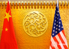 Las banderas de China y Estados Unidos en el Ministerio de Transporte de China en Pekín, el 27 de abril de 2018.